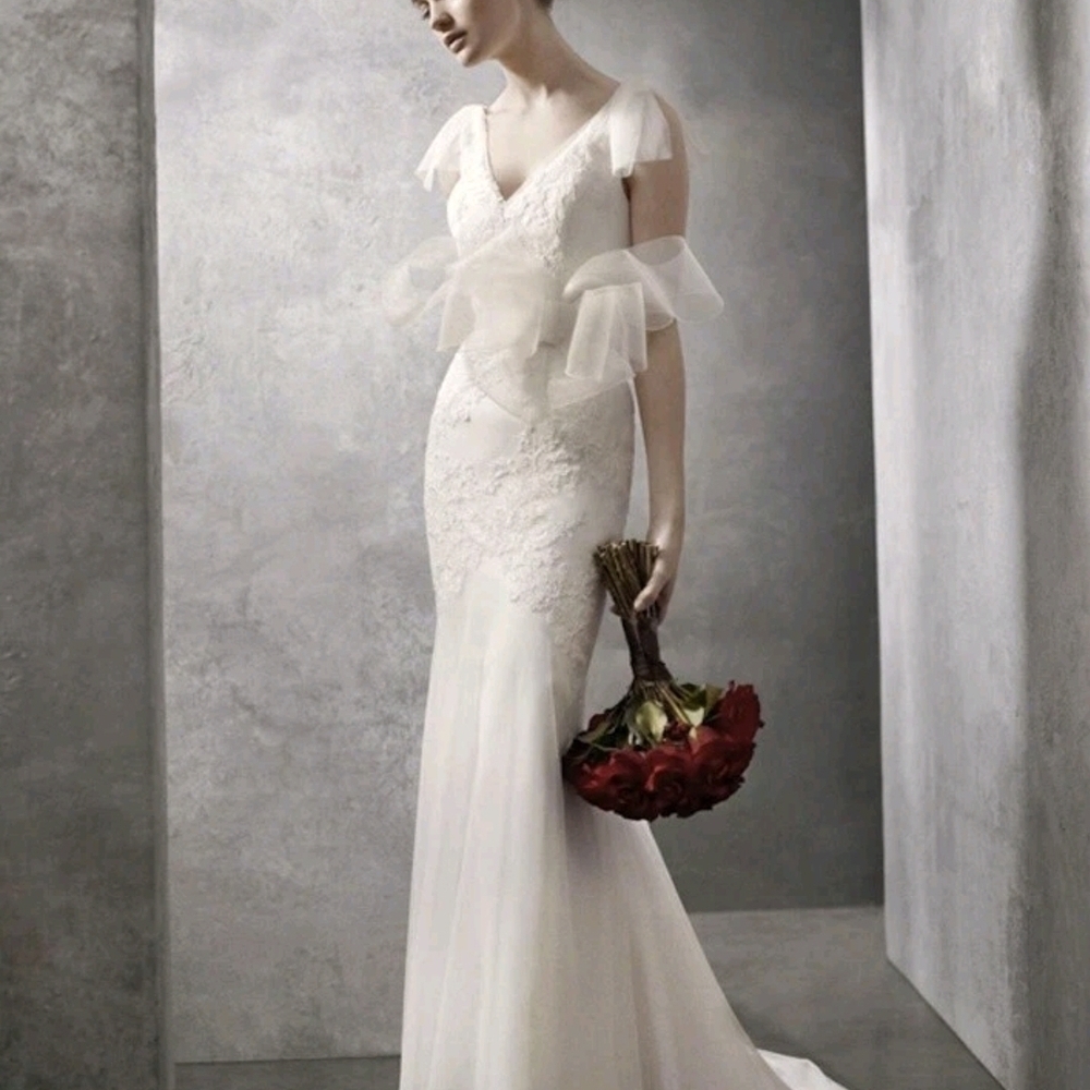 Vera Wang Ivory Lace Gown with Organza Flutter Sleeves 351021 Size 6 Nwot